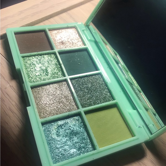 Rare! Avocado pallette shimmery greens shades - Picture 1 of 3